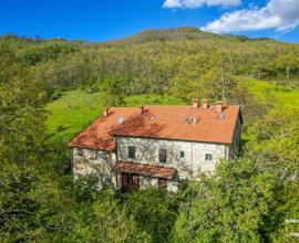 Rustico ben tenuto con splendida vista sulla campa