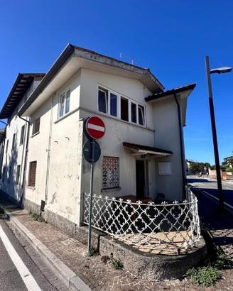 CASA AFFIANCATA IN CENTRO PAESE SENZA SPESE CON...