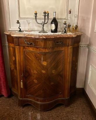 Elegante mobile classico con piano in marmo