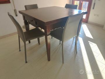 Tavolo in legno massello + 4 sedie moderne 