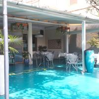 Pergola addossata in alluminio con copertura fissa