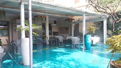 Pergola addossata in alluminio con copertura fissa