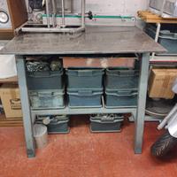 banco da lavoro in ferro con piano da 12 mm.