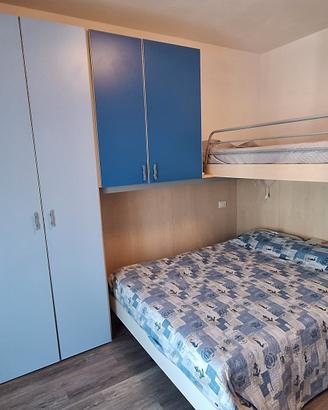camera da letto a ponte con 3 letti
