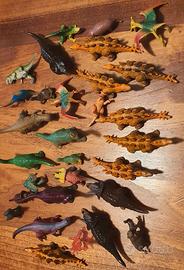 lotto di piccoli dinosauri e animali preistorici