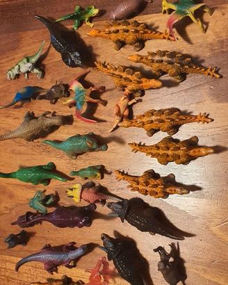 lotto di piccoli dinosauri e animali preistorici