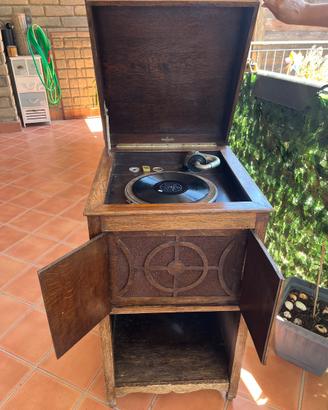 Giradischi d’epoca a manovella in legno anni 20/30