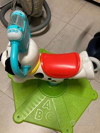 Gioco del cagnolino saltella e gira