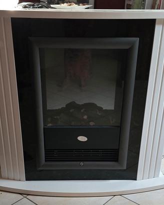 Caminetto elettrico con simulazione di fiamma. 