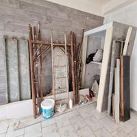 ponteggio completo di tavole e scaletta