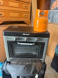 Cucina da campeggio con forno
