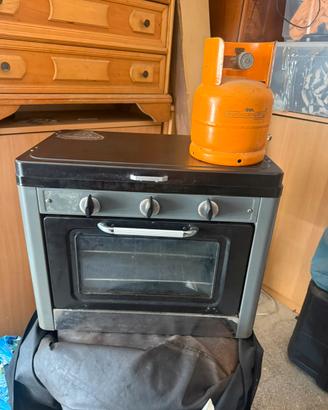 Cucina da campeggio con forno