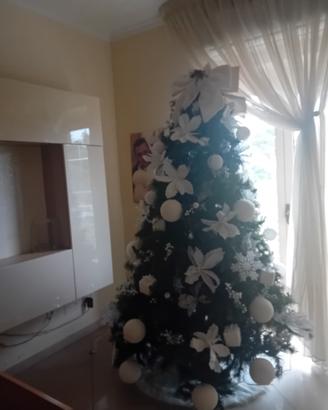 albero di natale e addobbi
