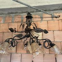 Lampadario in ferro battuto e vetro di murano