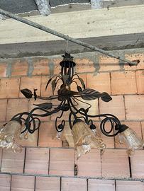 Lampadario in ferro battuto e vetro di murano