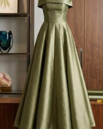 Elegante vestito in raso nuovo con etichetta 