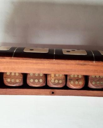 Astuccio in legno con dadi