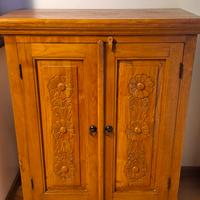 
Mobile etnico in legno massello intagliato