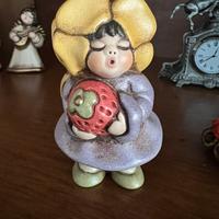 Statuina Thun bimba con fragola