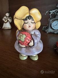 Statuina Thun bimba con fragola