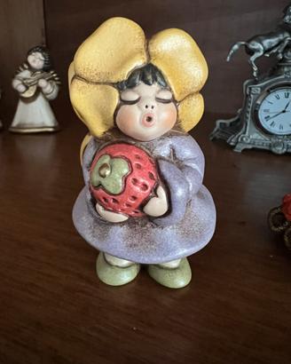 Statuina Thun bimba con fragola