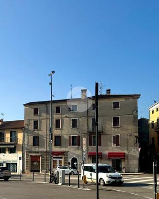 NEGOZIO A CAPRINO VERONESE