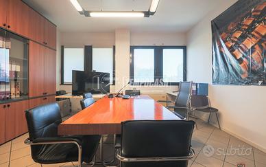 UFR1 AMPIO E LUMINOSO UFFICIO DA METTERE A REDDIT