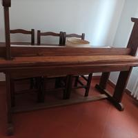 tavolo con sedie e panca