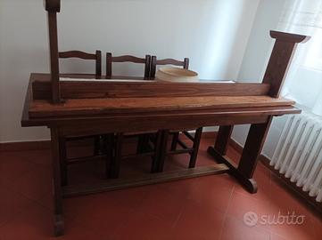 tavolo con sedie e panca