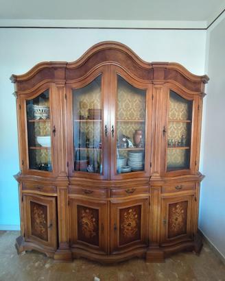 Credenza in legno massiccio intarsiato