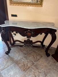 Consolle antica in legno intagliato con marmo.