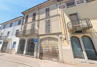 Intero stabile con cortile privato e rustico - ott