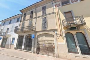 Intero stabile con cortile privato e rustico - ott