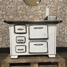 Vecchia stufa a legna Rex