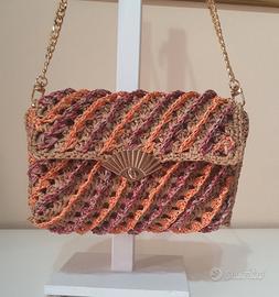 Pochette in rafia fatta a mano