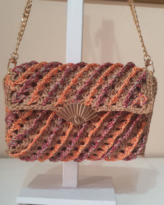 Pochette in rafia fatta a mano