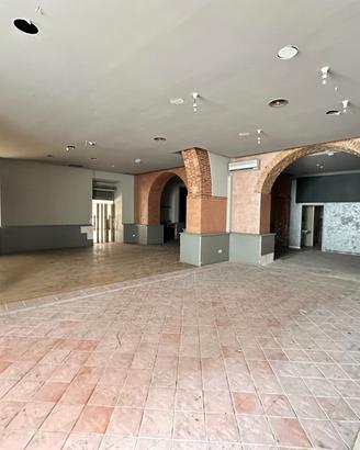Cagliari viale Diaz locale mq. 200 netti