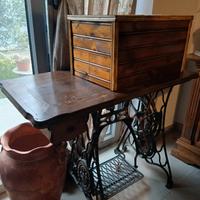 Macchina da cucire d’epoca con mobile e pedaliera 
