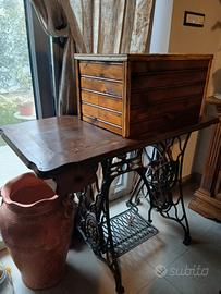 Macchina da cucire d’epoca con mobile e pedaliera 