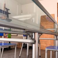 Tavolo in vetro e accaio