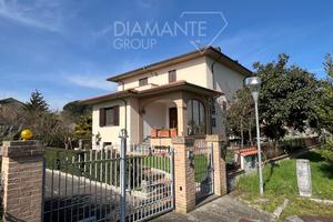 Villa indipendente con garage e giardino