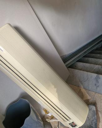 condizionatore 22 000 btu con gas dentro  