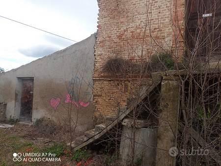 Rustico / Casale di 160 m² con più di 5 locali a F - Altro