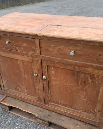 Antica credenza bellunese con panera