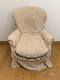 Poltrona imbottita beige con rivestimento in tessu