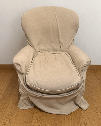 Poltrona imbottita beige con rivestimento in tessu