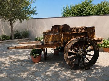 carro artigianale in legno con ruote antiche 