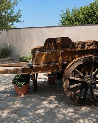 carro artigianale in legno con ruote antiche 