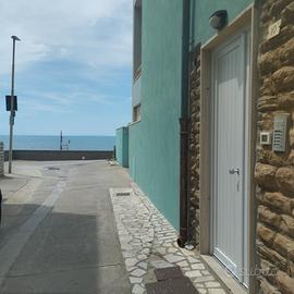 2 PASSI DAL MARE BILOCALE 4+2 p.letto CON TERRAZZA