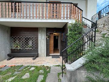 GRAZIOSA CASA DI TESTA CON GIARDINO